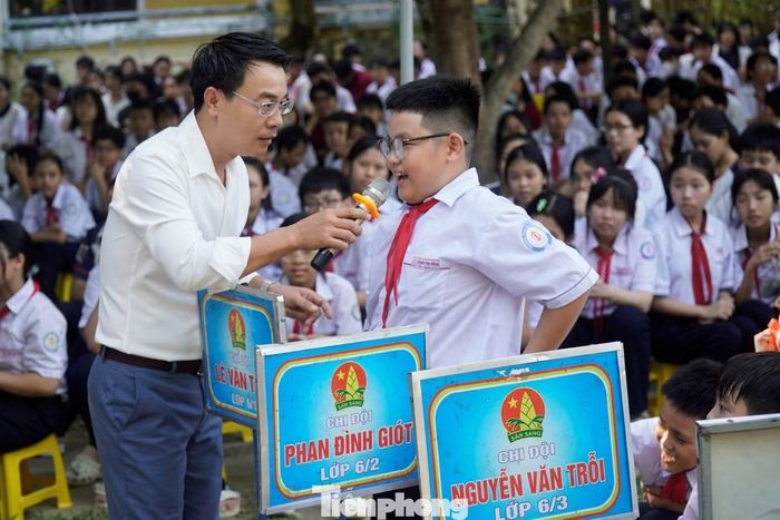 Các em giao lưu, trao đổi và xử lý tình huống về phòng chống bạo lực học đường, xây dựng môi trường học tập an toàn.