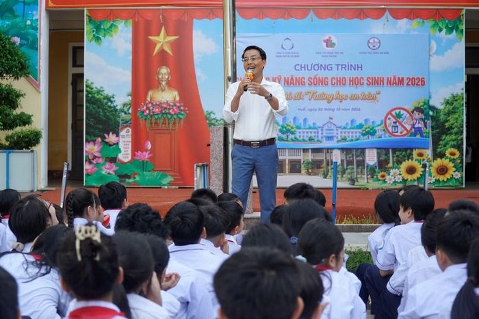 Học sinh được chuyên gia hướng dẫn cách nhận biết, phòng tránh nguy cơ ma túy và kỹ năng tự bảo vệ bản thân.