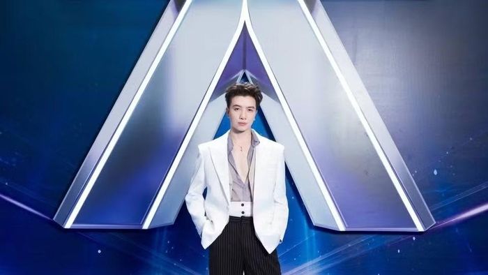 Xuân Định KY chọn blazer trắng, sơ mi. Điểm mới của đêm trao giải là hạng mục Tiên phong đất Việt trị giá 150 triệu đồng, dành cho tiết mục chuyển hóa chất liệu di sản văn hóa Việt Nam thành ngôn ngữ âm nhạc đương đại.