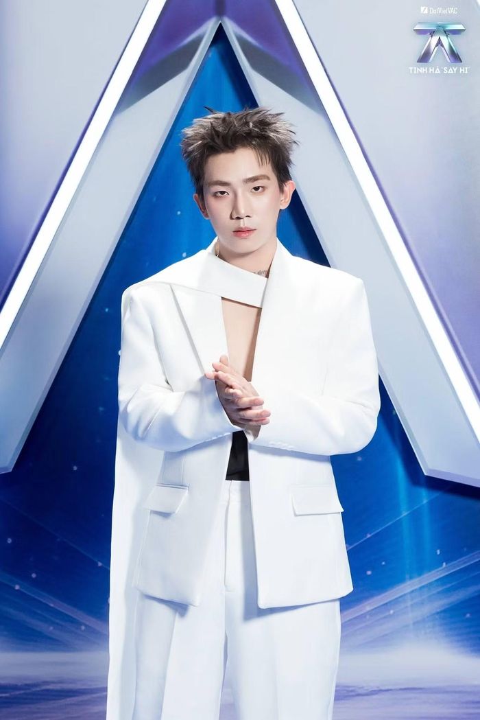 CoolKid mặc suit trắng với thiết kế cổ bất đối xứng. Chương trình còn trao giải Đội trưởng được yêu thích nhất trị giá 50 triệu đồng. Hạng mục này do 24 nghệ sĩ tham gia mùa thi bình chọn.