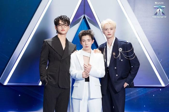 Buitruonglinh, CoolKid và Đặng Hồng Hải (từ trái sang) tạo dáng trên thảm đỏ. Buitruonglinh mặc suit kẻ sọc tối màu, CoolKid chọn bộ trắng có đường cắt bất đối xứng, Đặng Hồng Hải phối suit xanh đậm với phụ kiện hình hoa và chuỗi dây rủ trên ngực áo. Đêm gala công bố đội hình Nhóm nhạc toàn năng - Anh trai Best Five gồm năm gương mặt đại diện cho chương trình, nhận cúp và tổng tiền thưởng 250 triệu đồng.