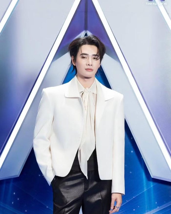 Nhâm Phương Nam phối blazer trắng với sơ mi màu kem, tạo điểm nhấn bằng dải nơ buông dài trước ngực và quần đen có bề mặt bóng. Bên cạnh các danh hiệu cá nhân, chương trình trao giải Màn trình diễn nhóm sáng tạo nhất trị giá 100 triệu đồng. Kết quả hạng mục này do khán giả bình chọn, ghi nhận sức sáng tạo trong những phần biểu diễn tập thể.