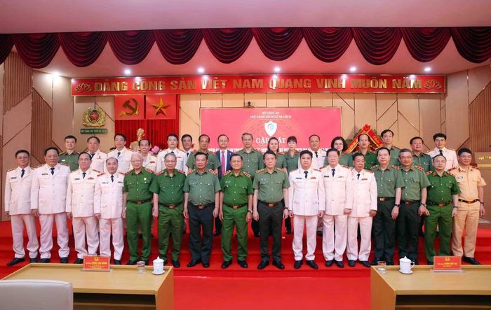 Đại biểu chụp ảnh lưu niệm.