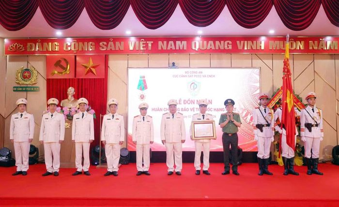 Thay mặt lãnh đạo Đảng, Nhà nước, Đại tướng Lương Tam Quang - Bộ trưởng Bộ Công an trao Huân chương Chiến công hạng Nhất cho Cục Cảnh sát PCCC và CNCH.