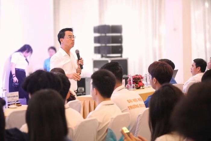 Chuyên gia giới thiệu những kiến thức cơ bản về trí tuệ nhân tạo và các công cụ AI phục vụ học tập, nghiên cứu.