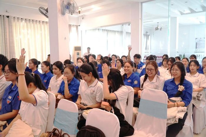 Đoàn viên, thanh niên, sinh viên Huế hào hứng tham gia chương trình tập huấn.