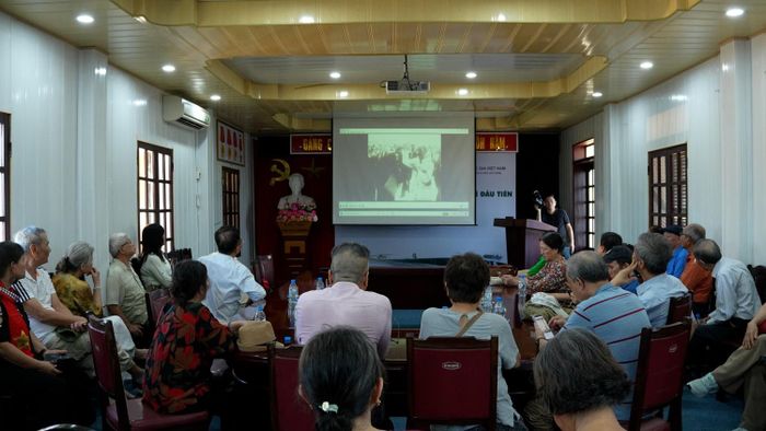 Các cán bộ hưu trí xem lại những thước phim tư liệu tại Khu lưu niệm công trình dầu khí đầu tiên.
