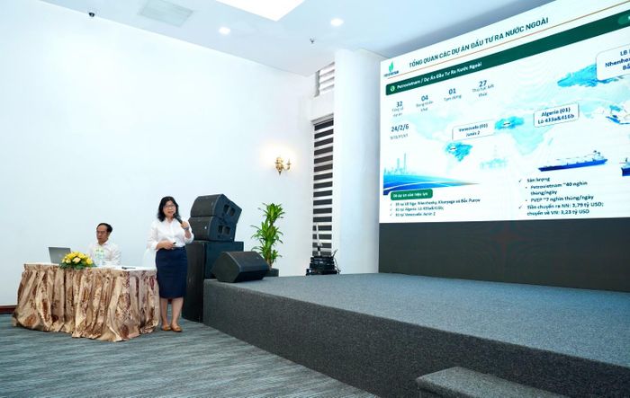 Bà Trần Thái Ninh - Phó Trưởng Ban Quản lý hợp đồng Tập đoàn trình bày các văn bản pháp luật mới