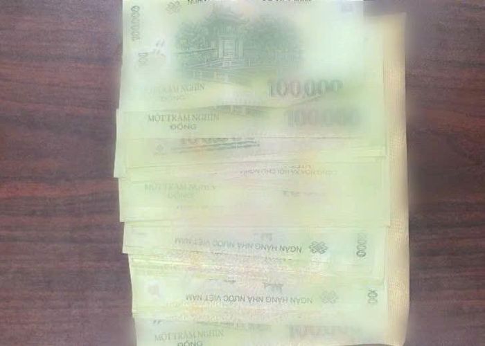 Bà T.T.T giao nộp toàn bộ số tiền để cơ quan chức năng tìm kiếm, trao trả cho người bị mất.