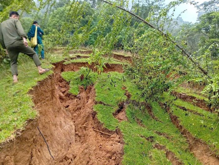 Các hộ dân được khuyến cáo theo dõi chặt chẽ sạt lở, dấu hiệu bất thường