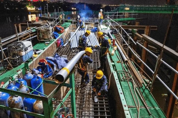 Công trường cầu Trần Hưng Đạo.