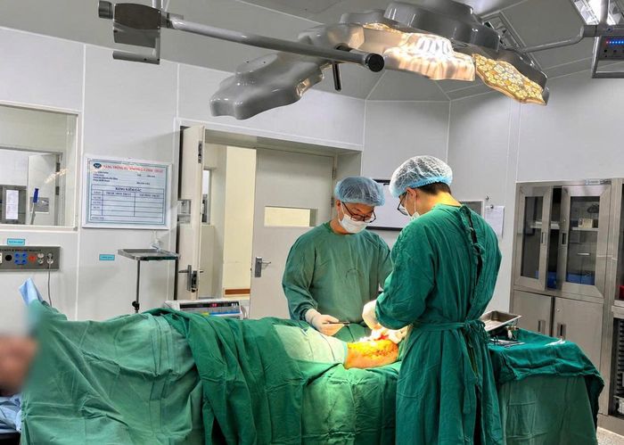 Ê-kíp Khoa Ngoại chấn thương phẫu thuật cấp cứu, lấy dị vật và xử trí vết thương cho người bệnh.