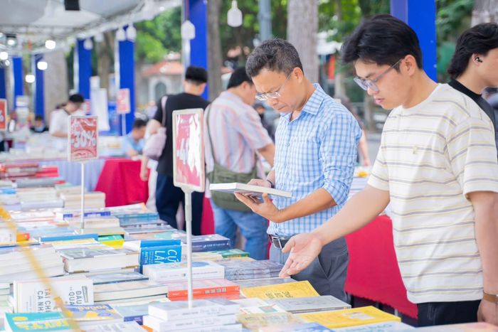 Độc giả trải nghiệm không gian Hội Sách Hà Nội lần thứ XI - năm 2026 tại phố đi bộ hồ Hoàn Kiếm. (Ảnh: BTC)