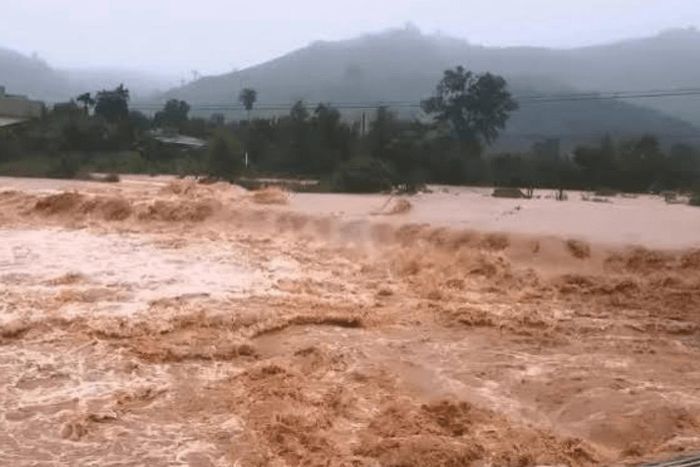 Không khí lạnh gây mưa lớn cục bộ có thể gây lũ quét,sạt lở đất trên sườn dốc và ngập úng tại vùng trũng, thấp.