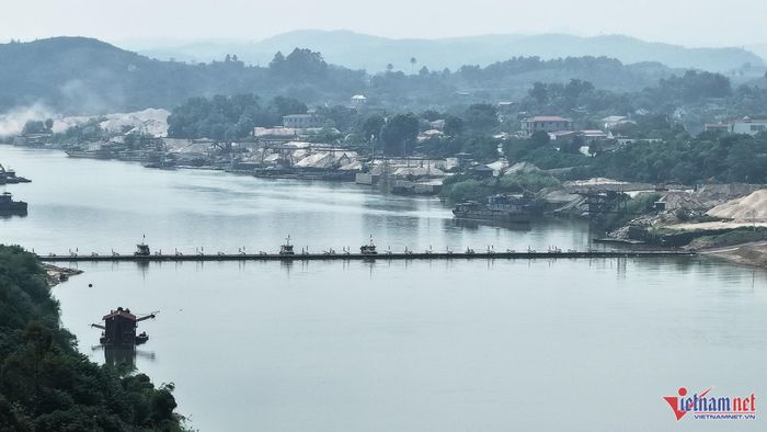 Cầu phao do Lữ đoàn 249 vận hành cách cầu Sông Lô khoảng 500m về phía hạ lưu. Ảnh: Đức Hoàng