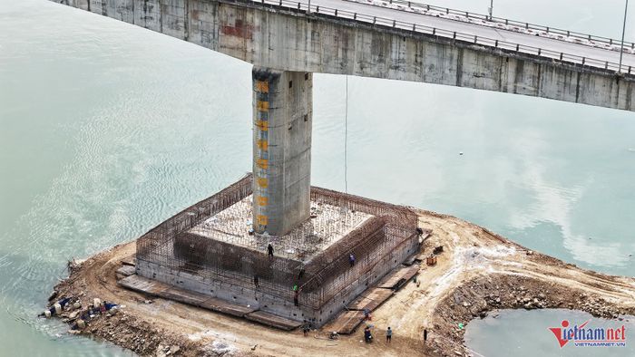 Công nhân lắp dựng cốt thép quanh bệ trụ T4 cầu Sông Lô. Ảnh: Đức Hoàng