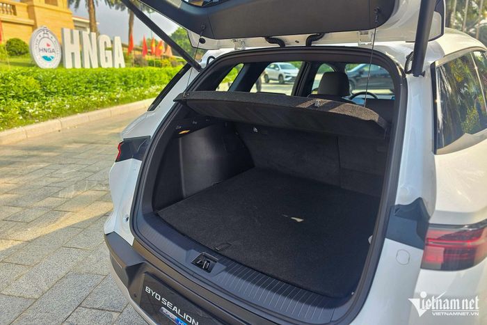 BYD Sealion 5 được đánh là một trong những mẫu xe có kích thước lớn nhất phân khúc SUV cỡ C. Ảnh: Ngô Minh