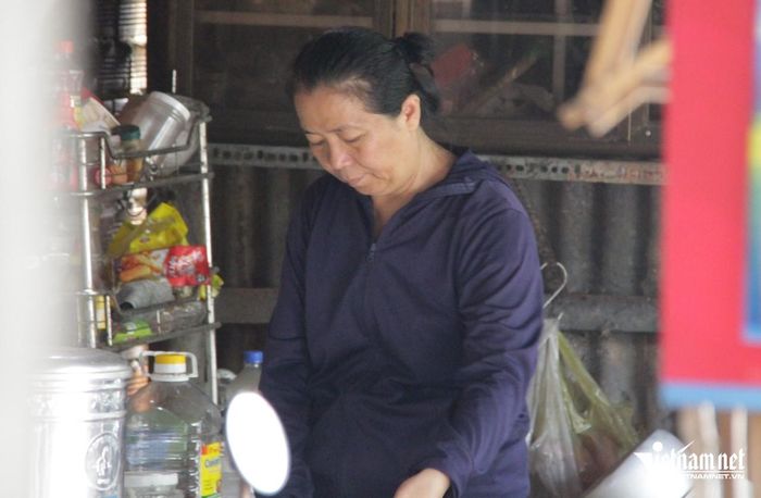 Chị Châu không biết làng nghề làm bánh tráng tại địa phương hình thành từ khi nào. Ảnh: Hà Nguyễn