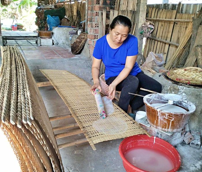 Các công đoạn làm bánh tráng hầu hết đều được chị làm thủ công theo phương pháp truyền thống. Ảnh: NVCC