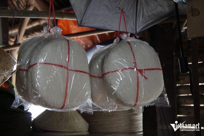 Bánh thành phẩm được chị Châu xếp chồng, bảo quản trong bao nilon. Ảnh: Hà Nguyễn