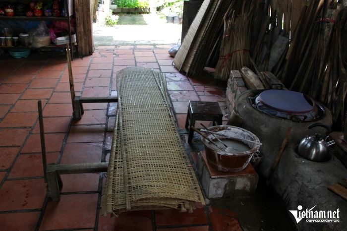Mỗi ngày, chị tráng bánh từ 2-9h sáng. Ảnh: Hà Nguyễn