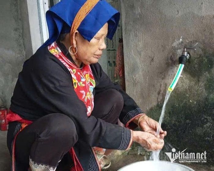 Người dân sử dụng nước sinh hoạt từ công trình cấp nước sinh hoạt tập trung. Ảnh: Mỹ Dung