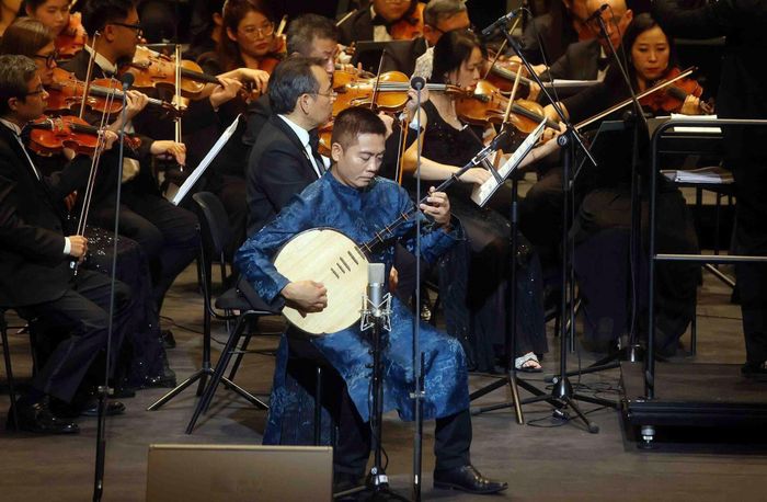 NSND Cồ Huy Hùng với tiếng đàn nguyệt du dương, sâu lắng. Ảnh: Phạm Kiên
