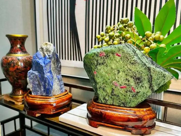 Phòng khách là vị trí lý tưởng để đặt đá phong thủy, nơi nguồn năng lượng tích cực được lan tỏa và tạo điểm nhấn thẩm mỹ cho không gian sống.