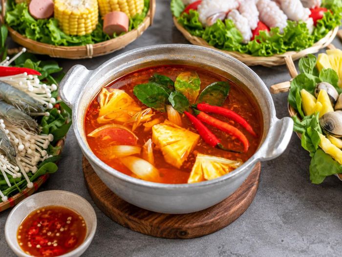 Nồi lẩu Thái chua ngọt với màu sắc bắt mắt và mùi thơm đặc trưng. Ảnh: AI