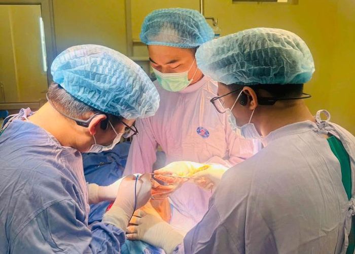 Bác sĩ mổ cho bệnh nhân. Ảnh: BVCC.
