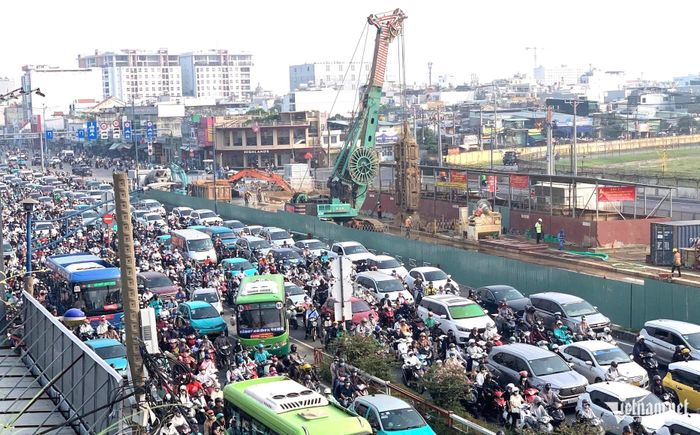 Cảnh ùn tắc tại khu vực thi công ga ngầm Phạm Văn Bạch hồi giữa tháng 9/2026. Ảnh: TK