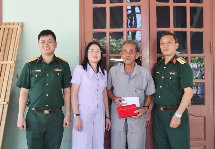 Ông Trần Văn Đắc được hỗ trợ 11 triệu đồng sau khi cung cấp thông tin giúp lực lượng chức năng tìm kiếm, quy tập 3 hài cốt liệt sĩ và 1 mộ liệt sĩ tập thể. Ảnh: H.S