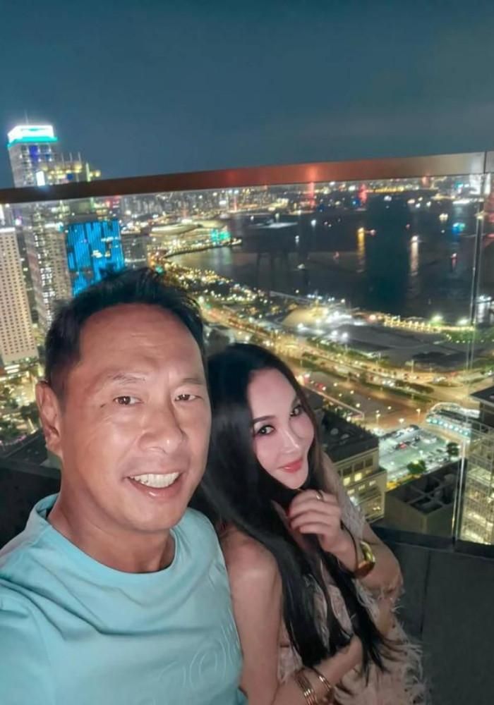Ôn Bích Hà và chồng doanh nhân kỷ niệm 26 năm kết hôn. 
