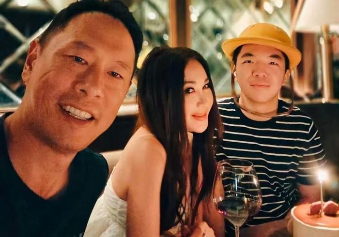 Cặp đôi quyết định nhận nuôi bé trai mồ côi và xem như con ruột. 