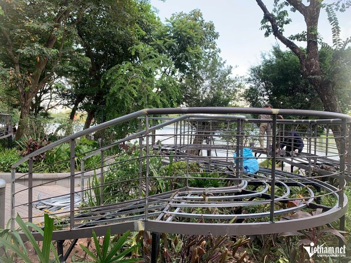 Cầu cạn đang được lắp đặt ở ven Hồ Hoàn Kiếm.