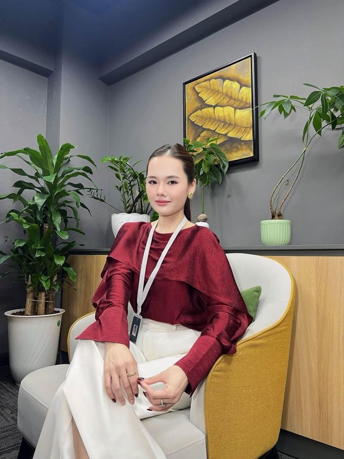 Nữ diễn viên ở hậu trường phim. 