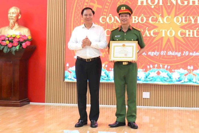 Thượng tá Nguyễn Công An nhận giấy khen sau khi ngăn cản thành công người phụ nữ có ý định tự tử. Ảnh: HC