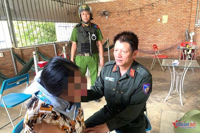 Thượng tá Nguyễn Công an khuyên can người phụ nữ. Ảnh: CA