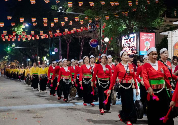 Đồng bào dân tộc thiểu số Thủ đô Hà Nội tham gia cung rước Xá lợi Đức Phật Thích Ca Mâu Ni – Bảo vật Quốc gia Ấn Độ đến chùa Quán Sứ tối ngày 13/5/2025. Ảnh: GHPG Việt Nam