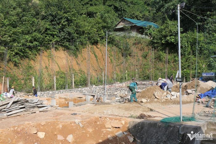 Nhà công vụ tại cơ quan Đảng ủy xã Nhôn Mai đang gấp rút thi công. Ảnh: Thanh Hải