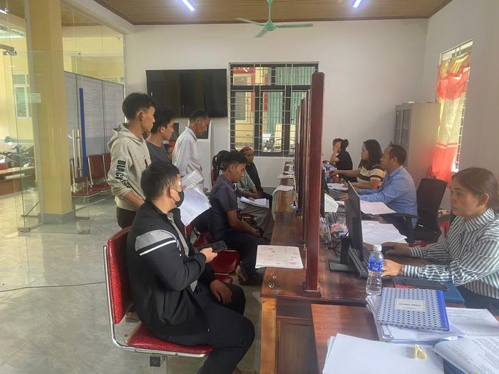Cán bộ Trung tâm hành chính công xã Mường Lống đang giải quyết thủ tục hành chính cho người dân. Ảnh: Lê Vân