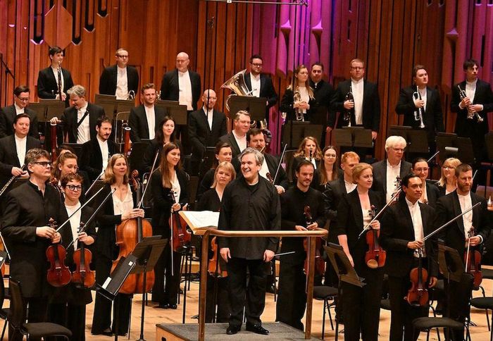  Sir Antonio Pappano và các nghệ sĩ của LSO - một trong những dàn nhạc giao hưởng hàng đầu thế giới. Ảnh: LSO
