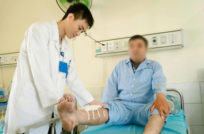  Bác sĩ thăm khám vết thương cho người bệnh sau khi lấy dị vật ra. Ảnh: Bùi Huân