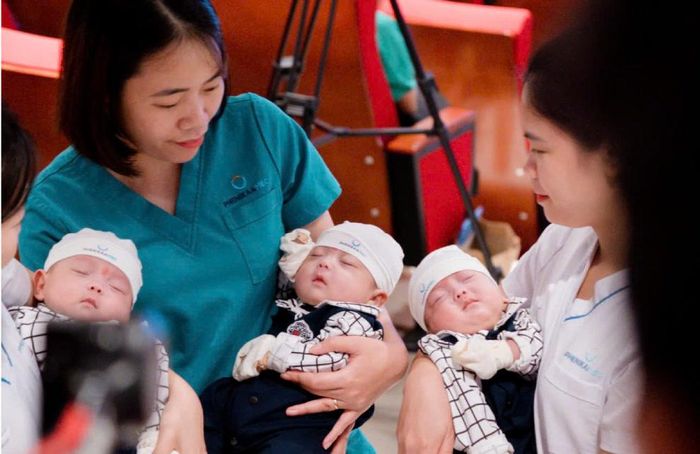 Các bác sĩ chụp ảnh cùng ba trẻ con chị Nhung. Ảnh: BSCC.