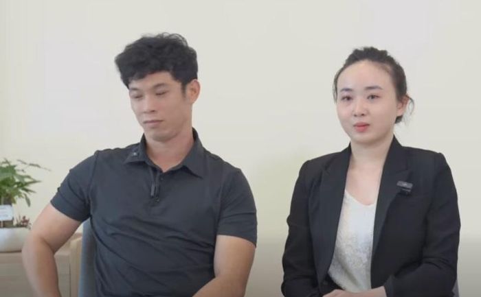 Vợ chồng chị Nhung kể lại thai kỳ đáng nhớ. Ảnh: Hoa Linh.