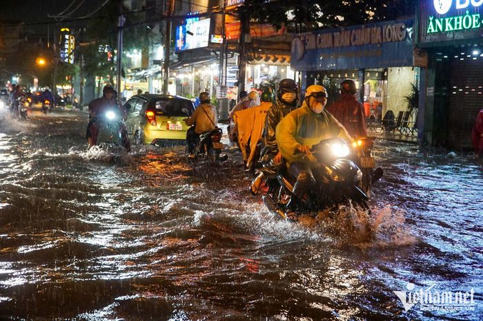 TPHCM yêu cầu các đơn vị bố trí máy bơm di động xử lý các điểm ngập sâu. Ảnh: Nguyễn Huế