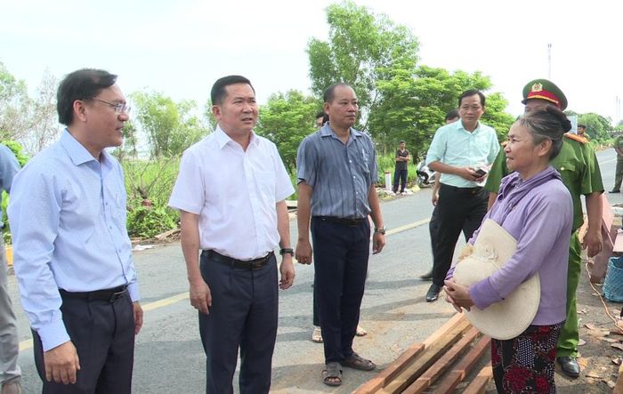 Phó Bí thư Tỉnh ủy, Bí thư Đảng ủy đặc khu Phú Quốc Đinh Văn Nơi thăm hỏi các hộ dân bị thiệt hại. Ảnh: Trung tâm Dịch vụ tổng hợp phường Vĩnh Tế