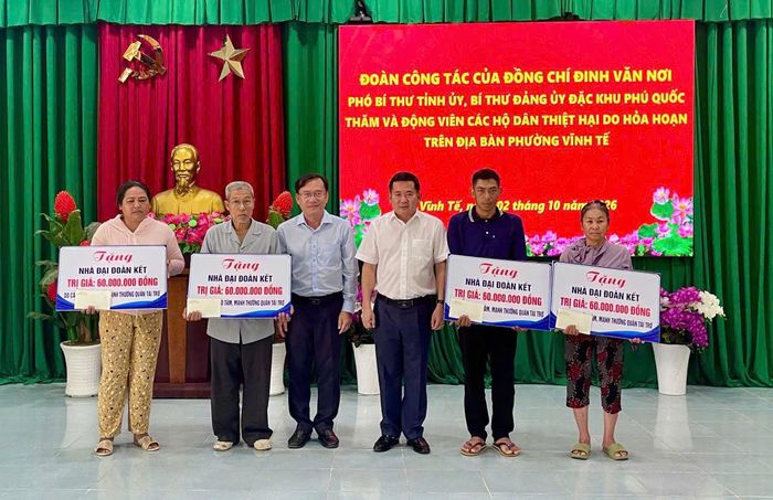 Đoàn công tác trao kinh phí xây dựng nhà cho bà con. Ảnh: Trung tâm Dịch vụ tổng hợp phường Vĩnh Tế