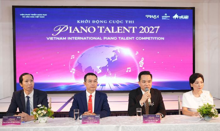 Ban tổ chức cuộc thi tại gặp gỡ báo chí.