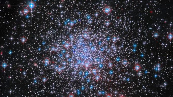 Bầu trời đêm tối vì vũ trụ có tuổi hữu hạn. Ảnh: Space